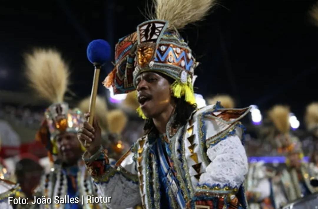 Beija-Flor leva o Recôncavo Baiano para a Sapucaí com homenagem ao Bembé do Mercado Escola de Nilópolis contou na avenida a história de Santo Amaro da Purificação e do maior candomblé de rua do mundo