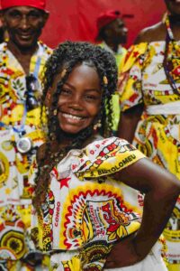 Ilê Aiyê, o grito negro que mudou o Carnaval de Salvador Criado no Curuzu em 1974, o primeiro bloco afro do Brasil enfrentou repressão e preconceito, mas se transformou em símbolo de orgulho, identidade e resistência cultural