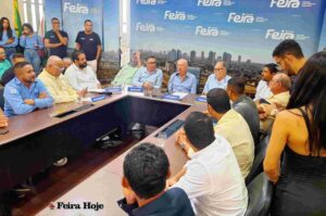 Prefeito destaca força do comércio feirense e confirma transformação da Praça do Fórum com retirada de posto de combustíveis José Ronaldo diz que a avenida Getúlio Vargas é uma das mais belas do planeta ao anunciar requalificação de praças