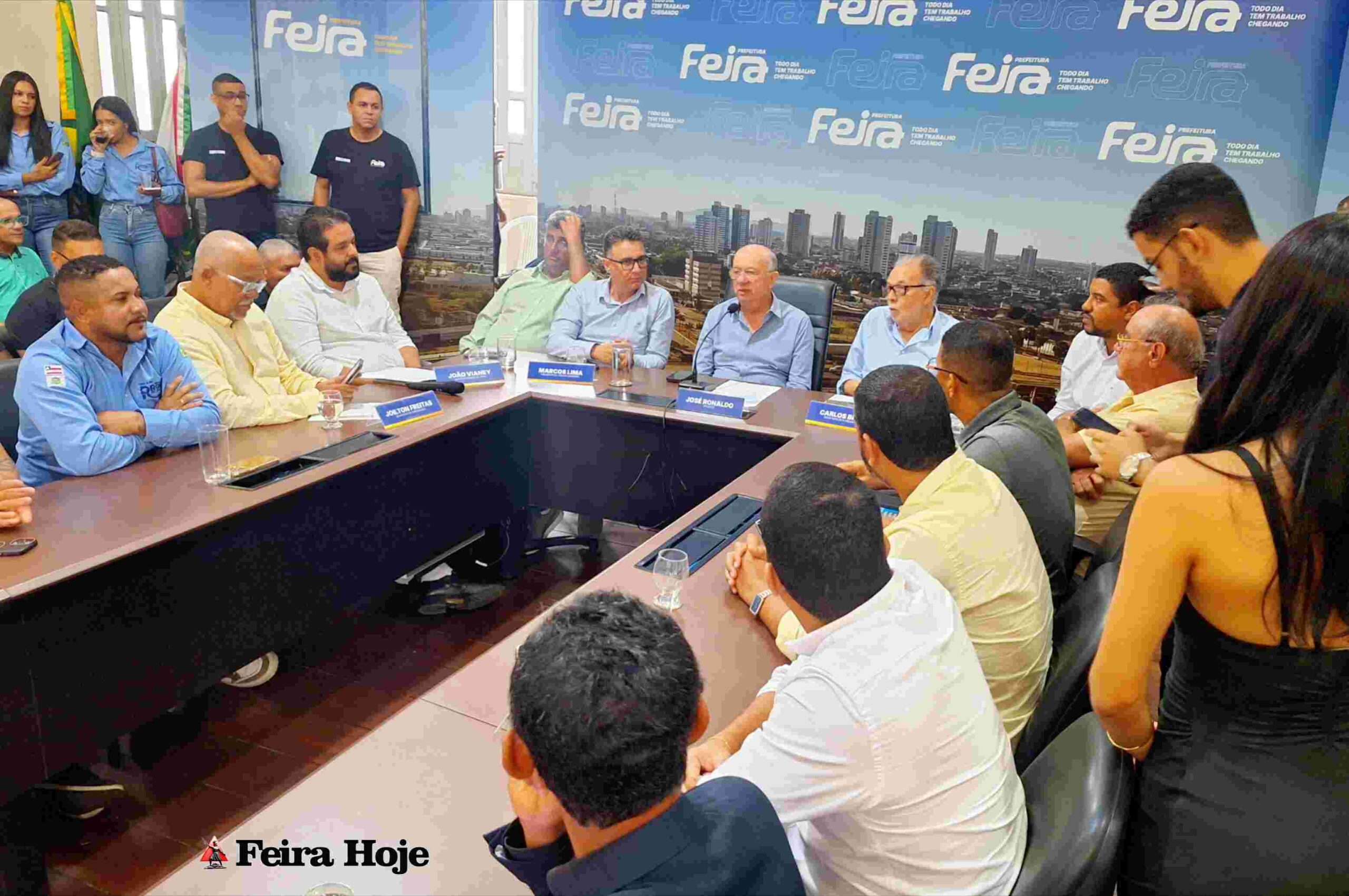 Prefeito destaca força do comércio feirense e confirma transformação da Praça do Fórum com retirada de posto de combustíveis José Ronaldo diz que a avenida Getúlio Vargas é uma das mais belas do planeta ao anunciar requalificação de praças