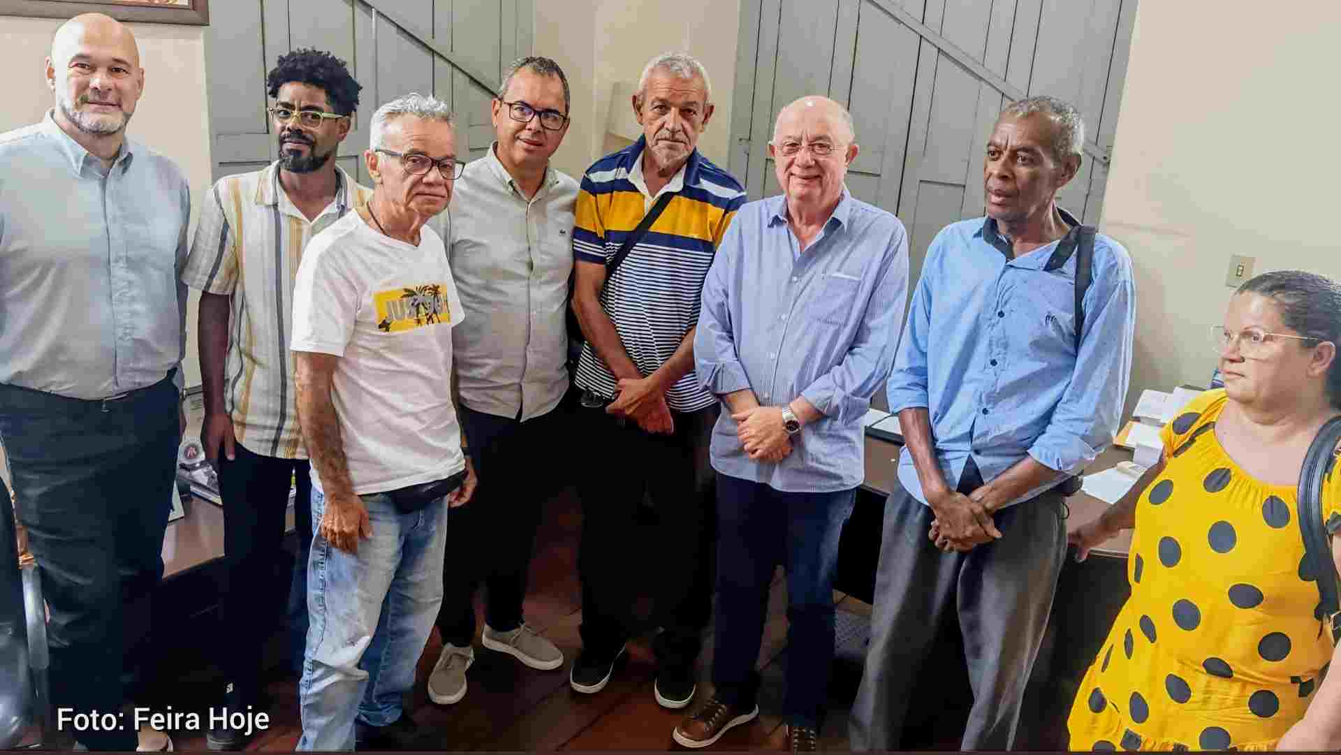 Fotógrafos lambe-lambe buscam apoio do município para manter tradição na Praça Bernardino Bahia Profissionais que atuam há mais de 40 anos no local discutiram infraestrutura e preservação da atividade em reunião com o prefeito José Ronaldo