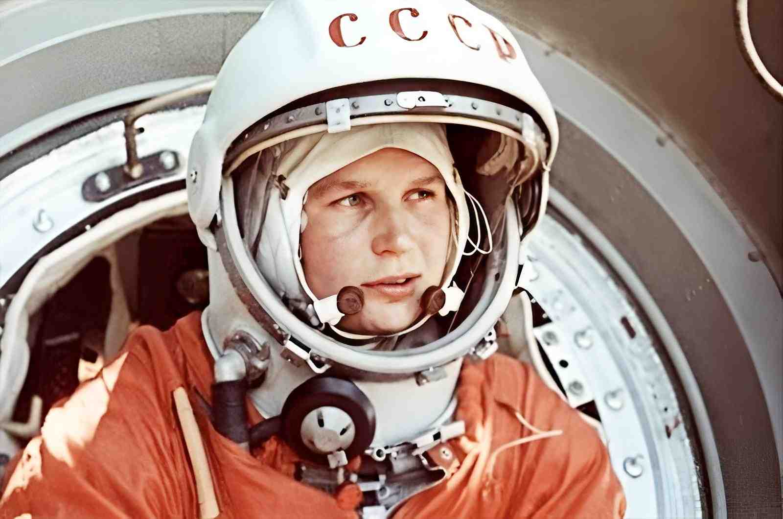 Valentina Tereshkova e o voo que ampliou o horizonte das mulheres Filha de origem camponesa e operária têxtil, a cosmonauta soviética tornou-se em 1963 a primeira mulher a viajar ao espaço, realizando um feito considerado quase inimaginável para a época