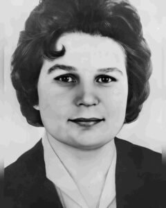 Valentina Tereshkova e o voo que ampliou o horizonte das mulheres Filha de origem camponesa e operária têxtil, a cosmonauta soviética tornou-se em 1963 a primeira mulher a viajar ao espaço, realizando um feito considerado quase inimaginável para a época