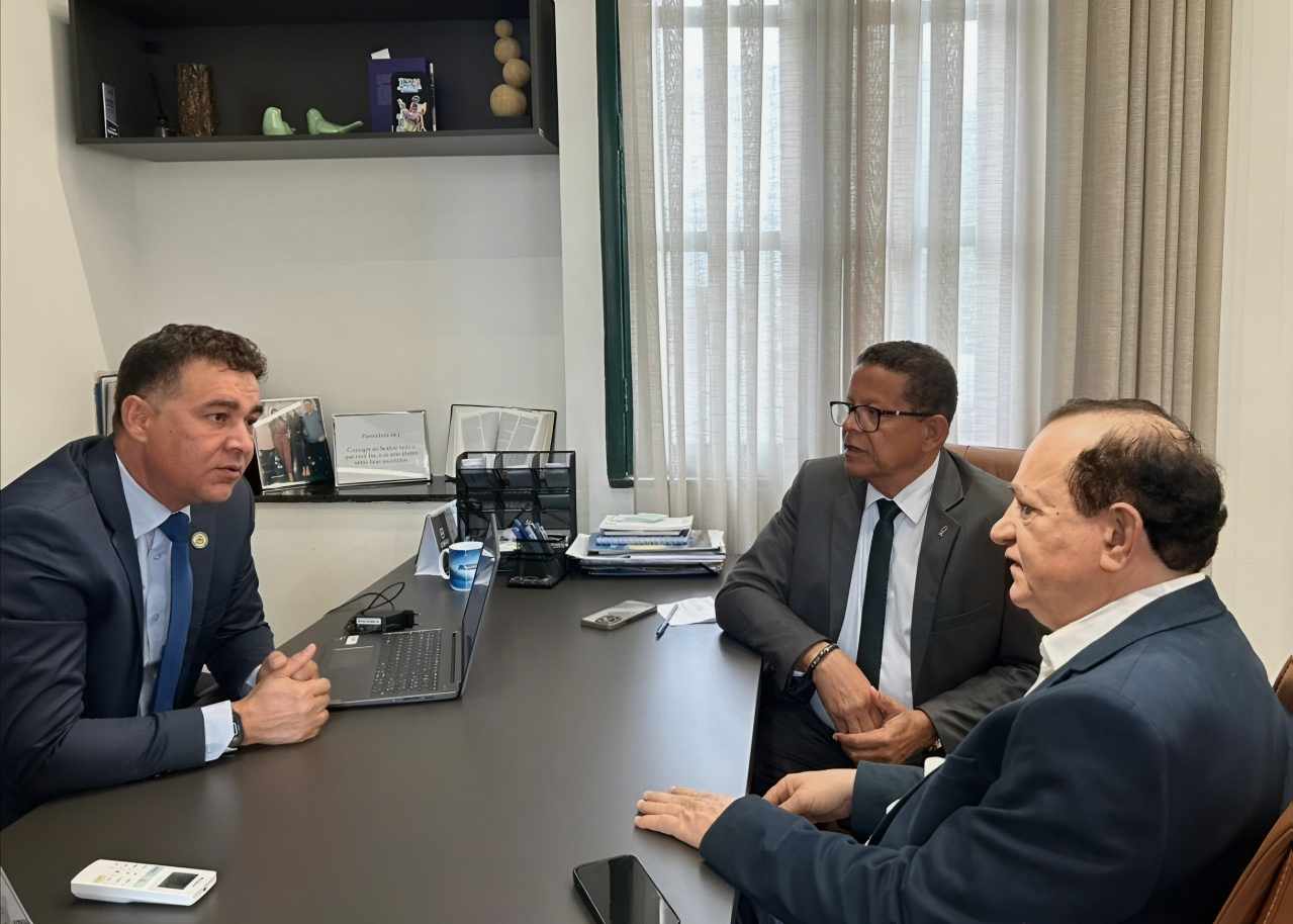 O presidente da Academia Feirense de Letras, João Batista de Cerqueira, esteve nessa quarta-feira (22) na Câmara Municipal de Feira de Santana, oportunidade em que se reuniu com o presidente da Casa, Marcos Lima, e com o vereador Jorge Oliveira.