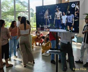 Foi aberta nesta quinta-feira (23), no foyer da Biblioteca Central Julieta Carteado, no campus da Universidade Estadual de Feira de Santana (Uefs), a exposição fotográfica 'A presença indígena na Uefs - desafios resistência e transformações'. A mostra reúne registros que evidenciam a trajetória de estudantes indígenas na Instituição, destacando vivências, conquistas e os desafios enfrentados no ambiente acadêmico.