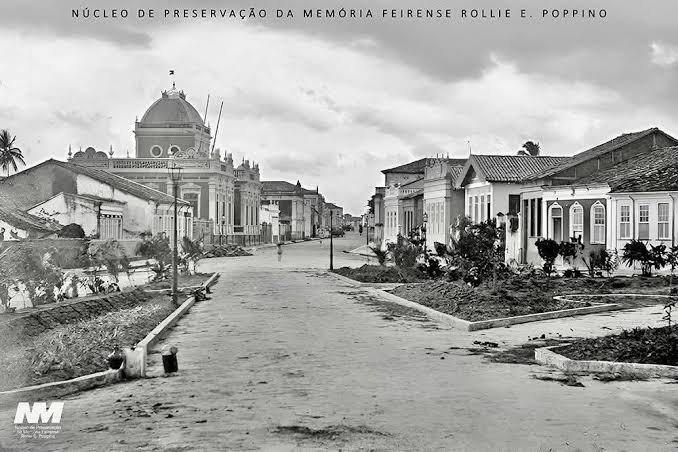 Inscrições em postes da Praça Matriz revelam parte da história de Feira Marcas em ferro indicam origem internacional das peças e apontam para um período de planejamento urbano e conexão global ainda no século 19