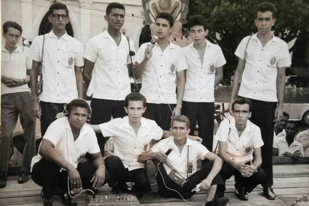 Quem são as vozes da histórica foto da Rádio Sociedade na Micareta de 1965

Após publicação do Feira Hoje, leitores pedem identificação de radialistas que participaram da primeira grande transmissão da festa