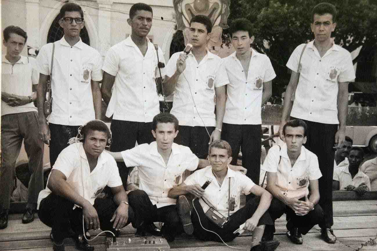 Quem são as vozes da histórica foto da Rádio Sociedade na Micareta de 1965 Após publicação do Feira Hoje, leitores pedem identificação de radialistas que participaram da primeira grande transmissão da festa