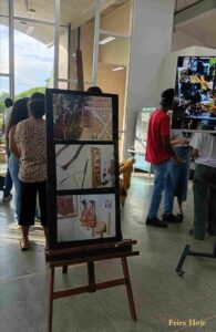 Foi aberta nesta quinta-feira (23), no foyer da Biblioteca Central Julieta Carteado, no campus da Universidade Estadual de Feira de Santana (Uefs), a exposição fotográfica 'A presença indígena na Uefs - desafios resistência e transformações'. A mostra reúne registros que evidenciam a trajetória de estudantes indígenas na Instituição, destacando vivências, conquistas e os desafios enfrentados no ambiente acadêmico.