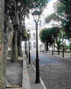 Inscrições em postes da Praça Matriz revelam parte da história de Feira Marcas em ferro indicam origem internacional das peças e apontam para um período de planejamento urbano e conexão global ainda no século 19