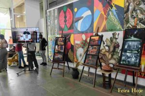 Foi aberta nesta quinta-feira (23), no foyer da Biblioteca Central Julieta Carteado, no campus da Universidade Estadual de Feira de Santana (Uefs), a exposição fotográfica 'A presença indígena na Uefs - desafios resistência e transformações'. A mostra reúne registros que evidenciam a trajetória de estudantes indígenas na Instituição, destacando vivências, conquistas e os desafios enfrentados no ambiente acadêmico.