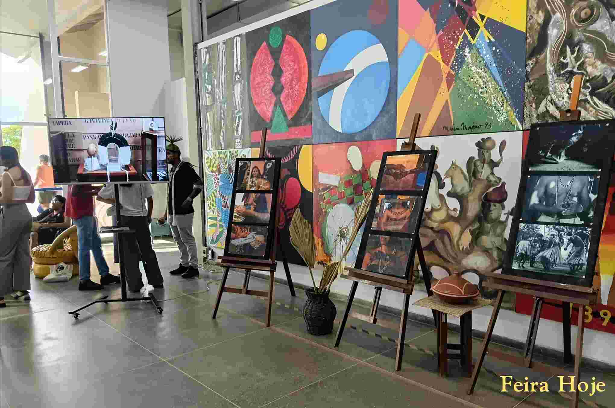 Foi aberta nesta quinta-feira (23), no foyer da Biblioteca Central Julieta Carteado, no campus da Universidade Estadual de Feira de Santana (Uefs), a exposição fotográfica 'A presença indígena na Uefs - desafios resistência e transformações'. A mostra reúne registros que evidenciam a trajetória de estudantes indígenas na Instituição, destacando vivências, conquistas e os desafios enfrentados no ambiente acadêmico.