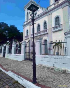 Inscrições em postes da Praça Matriz revelam parte da história de Feira Marcas em ferro indicam origem internacional das peças e apontam para um período de planejamento urbano e conexão global ainda no século 19