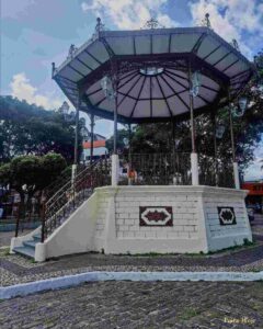 Inscrições em postes da Praça Matriz revelam parte da história de Feira Marcas em ferro indicam origem internacional das peças e apontam para um período de planejamento urbano e conexão global ainda no século 19