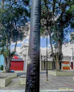 Inscrições em postes da Praça Matriz revelam parte da história de Feira Marcas em ferro indicam origem internacional das peças e apontam para um período de planejamento urbano e conexão global ainda no século 19