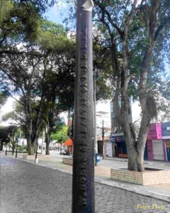 Inscrições em postes da Praça Matriz revelam parte da história de Feira Marcas em ferro indicam origem internacional das peças e apontam para um período de planejamento urbano e conexão global ainda no século 19