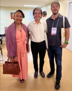 Academia Feirense de Letras presente nos 40 anos da Fundação Pedro Calmon A Fundação Pedro Calmon celebrou 40 anos de atuação com a realização do Encontro Baiano de Livro, Leitura e Memória, iniciado na última segunda-feira, 27 de abril de 2026, em Salvador. A programação, durante a semana, reúne escritores, pesquisadores, gestores culturais e instituições dedicadas à preservação da memória e ao incentivo à leitura.