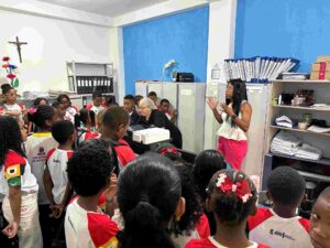 Alunos vivenciam na prática o funcionamento dos poderes municipais em Antônio Cardoso Visita integra projeto sobre emancipação política e aproxima estudantes da realidade administrativa do município