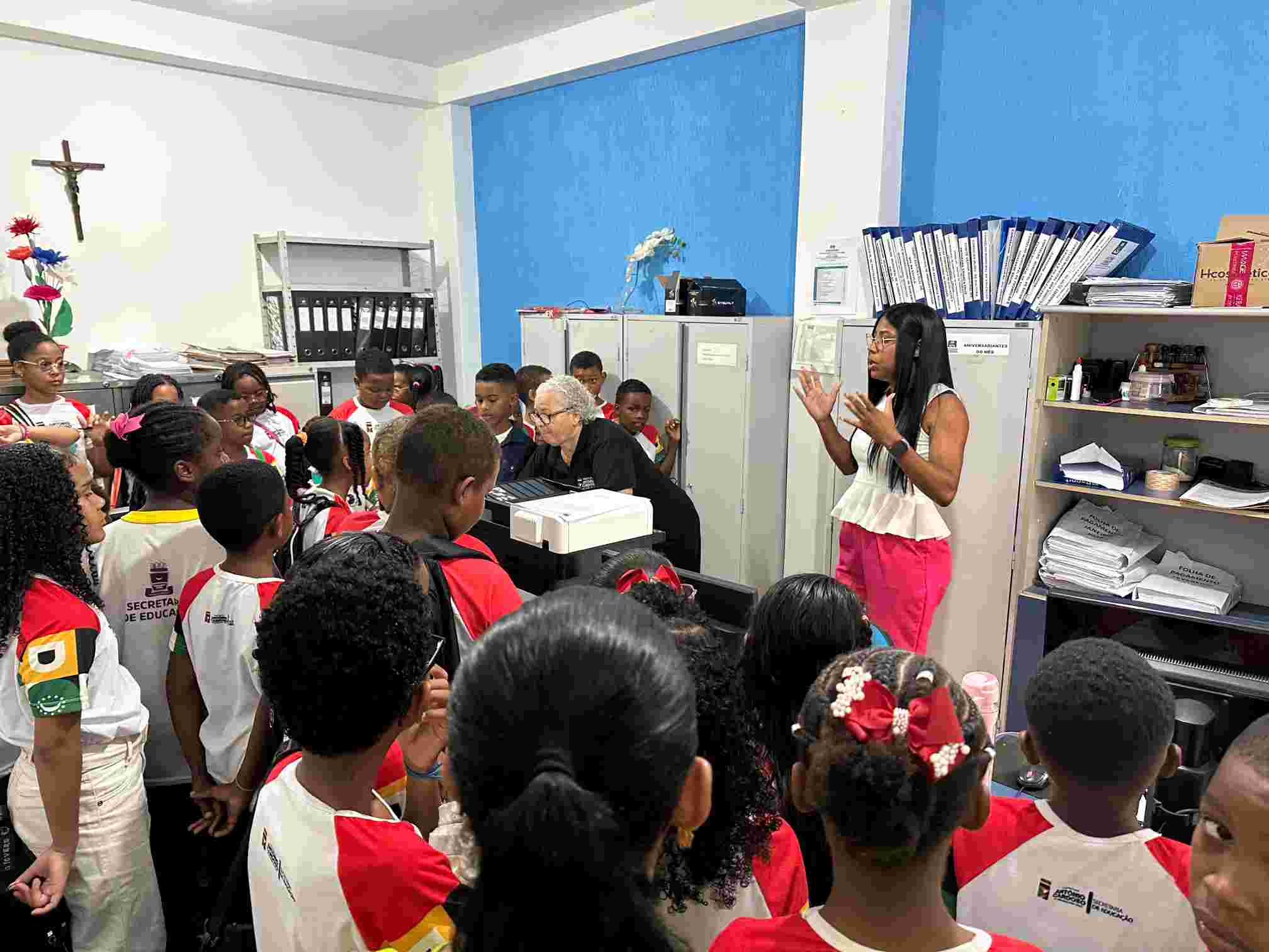 Alunos vivenciam na prática o funcionamento dos poderes municipais em Antônio Cardoso Visita integra projeto sobre emancipação política e aproxima estudantes da realidade administrativa do município