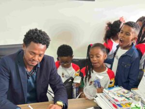 Alunos vivenciam na prática o funcionamento dos poderes municipais em Antônio Cardoso Visita integra projeto sobre emancipação política e aproxima estudantes da realidade administrativa do município