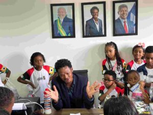 Alunos vivenciam na prática o funcionamento dos poderes municipais em Antônio Cardoso Visita integra projeto sobre emancipação política e aproxima estudantes da realidade administrativa do município