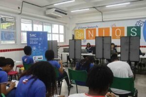 Emissão da nova identidade em duas escolas de Feira nesta terça e quarta Atendimento itinerante do SAC oferece emissão gratuita da Carteira de Identidade Nacional em colégios estaduais, com vagas limitadas por dia