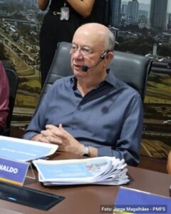 O prefeito de Feira de Santana, José Ronaldo de Carvalho, informou em coletiva na tarde desta quinta-feira (23) que foi absolvido por unanimidade em julgamento realizado pelo Tribunal Regional Federal da 1ª Região (TRF1), em processo relacionado a contratos na área de saúde do município.