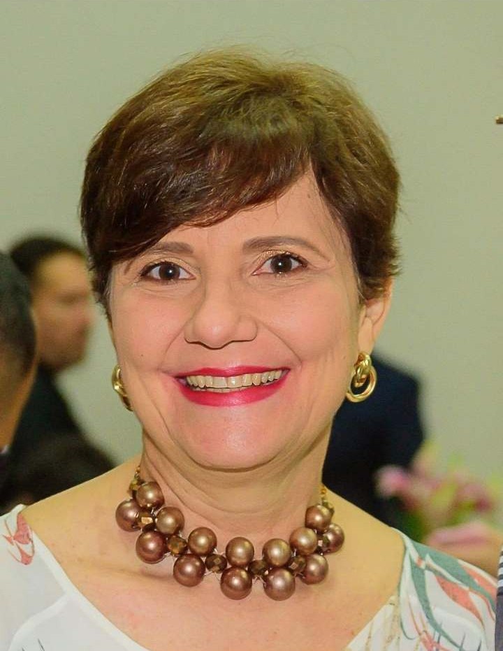 Livro da Uefs analisa decisões do STF e do STJ e homenageia professora Obra organizada pelo professor Agenor Sampaio reúne estudos de alunos do curso de Direito e destaca trajetória da professora Hilda Ledoux