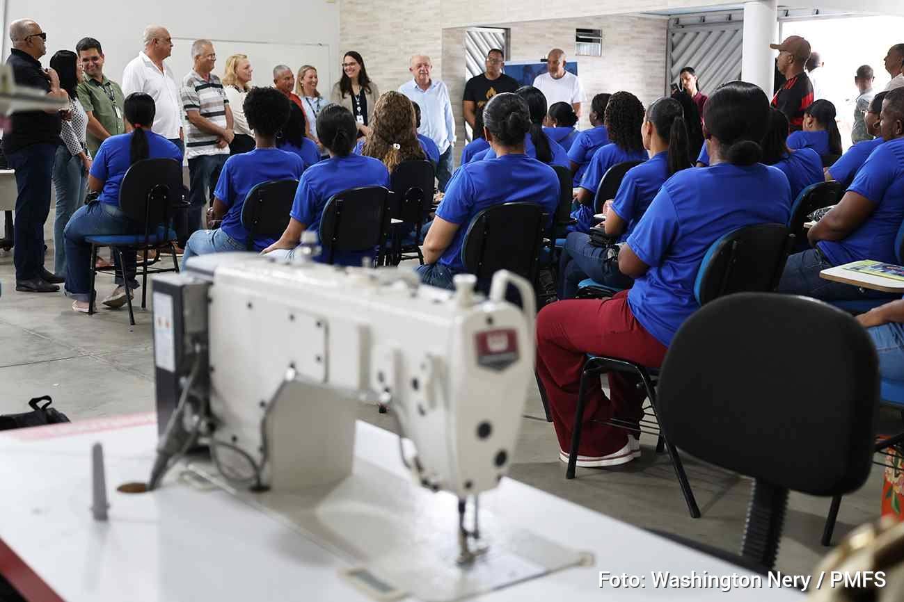 Curso gratuito em Humildes oferece bolsa de R$ 500  A Prefeitura de Feira de Santana iniciou, nesta segunda-feira (11), o curso gratuito de Operador de Máquina de Costura Industrial no distrito de Humildes. A iniciativa é realizada por meio da Secretaria Municipal de Trabalho, Turismo e Desenvolvimento Econômico (Settdec), em parceria com o Senai e a empresa TC Têxtil, oferecendo 60 vagas destinadas a moradores de baixa renda da localidade. Além da qualificação profissional, os participantes recebem bolsa de R$ 500 como incentivo à permanência no curso.