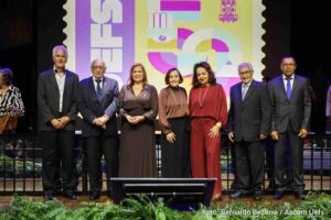 Solenidade histórica reúne reitores dos 50 anos da Uefs Encontro no Teatro da universidade reuniu sete reitores da história da instituição, incluindo o fundador Geraldo Leite e a atual reitora Amali Mussi