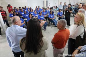 Curso gratuito em Humildes oferece bolsa de R$ 500  A Prefeitura de Feira de Santana iniciou, nesta segunda-feira (11), o curso gratuito de Operador de Máquina de Costura Industrial no distrito de Humildes. A iniciativa é realizada por meio da Secretaria Municipal de Trabalho, Turismo e Desenvolvimento Econômico (Settdec), em parceria com o Senai e a empresa TC Têxtil, oferecendo 60 vagas destinadas a moradores de baixa renda da localidade. Além da qualificação profissional, os participantes recebem bolsa de R$ 500 como incentivo à permanência no curso.