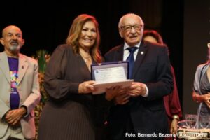 Solenidade histórica reúne reitores dos 50 anos da UefsEncontro no Teatro da universidade reuniu sete reitores da história da instituição, incluindo o fundador Geraldo Leite e a atual reitora Amali Mussi