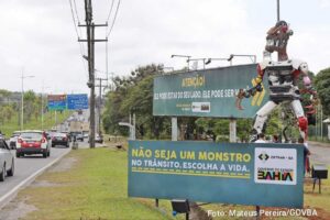 Quase metade das mortes no trânsito na Bahia envolve motociclistas Levantamento da SEI aponta cerca de 1,3 mil mortes de motociclistas em 2025 e média de oito vítimas fatais por dia nas vias baianas