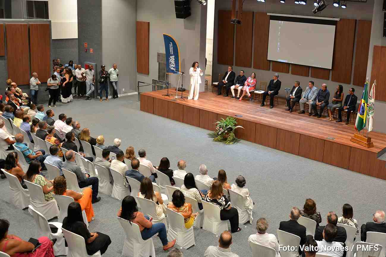 Auditórios da Secretaria Municipal de Educação poderão ser usados pela iniciativa privada mediante pagamento A Prefeitura de Feira de Santana instituiu, por meio de decreto publicado no Diário Oficial do Município, o regime de preços públicos para utilização dos auditórios da Secretaria Municipal de Educação (Seduc) por instituições privadas. Os espaços, localizados em área privilegiada no centro da cidade e de fácil acesso, passam a poder receber eventos corporativos, culturais, educacionais e religiosos, mediante pagamento.
