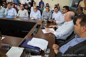 José Ronaldo afirma que verba da Zona Azul será aplicada no trânsito de Feira Prefeito disse que recursos repassados pela futura concessionária serão destinados à sinalização e melhoria de vias da cidade