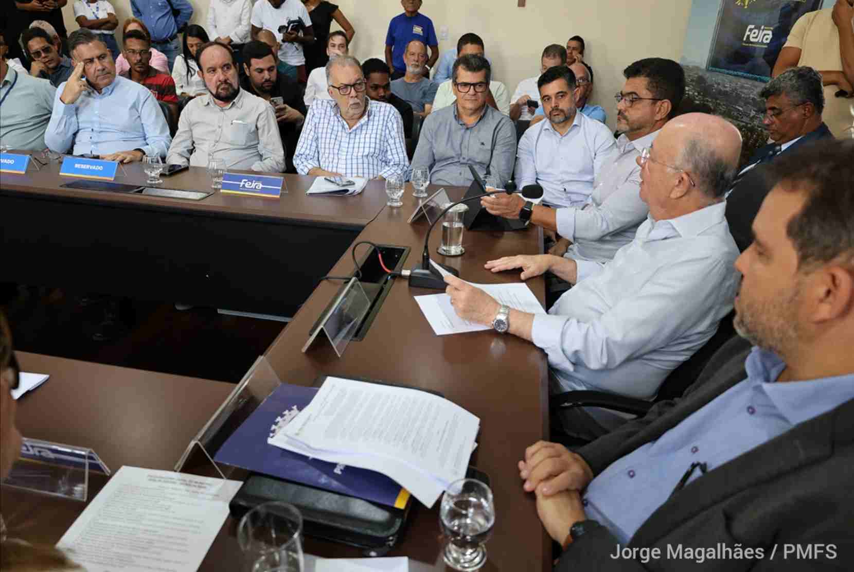 José Ronaldo afirma que verba da Zona Azul será aplicada no trânsito de Feira Prefeito disse que recursos repassados pela futura concessionária serão destinados à sinalização e melhoria de vias da cidade