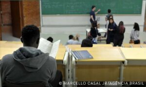 Fraude em cota racial gera multa de R$ 720 mil para estudante de medicina O Ministério Público Federal (MPF) firmou mais um Termo de Ajustamento de Conduta (TAC) envolvendo ocupação indevida de vaga destinada a cotas raciais na Universidade Federal do Estado do Rio de Janeiro (Unirio). O acordo prevê que um estudante do curso de medicina pague R$ 720 mil após ter ingressado na instituição sem atender aos critérios exigidos para candidatos pretos, pardos ou indígenas.
