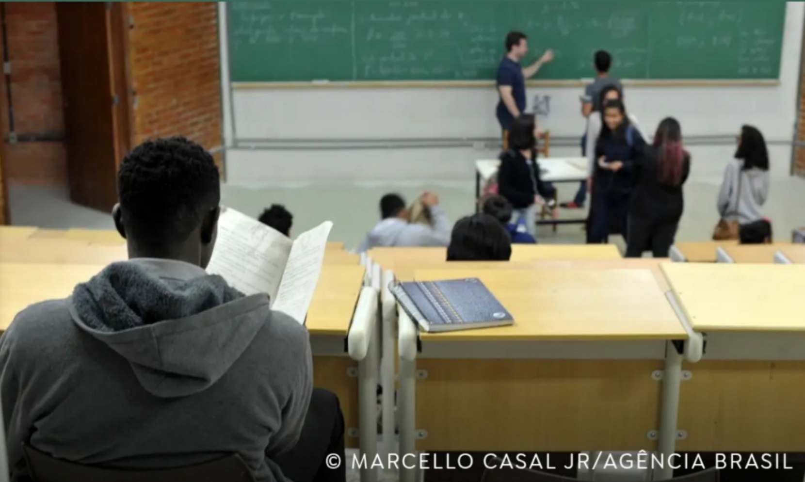 Fraude em cota racial gera multa de R$ 720 mil para estudante de medicina O Ministério Público Federal (MPF) firmou mais um Termo de Ajustamento de Conduta (TAC) envolvendo ocupação indevida de vaga destinada a cotas raciais na Universidade Federal do Estado do Rio de Janeiro (Unirio). O acordo prevê que um estudante do curso de medicina pague R$ 720 mil após ter ingressado na instituição sem atender aos critérios exigidos para candidatos pretos, pardos ou indígenas.