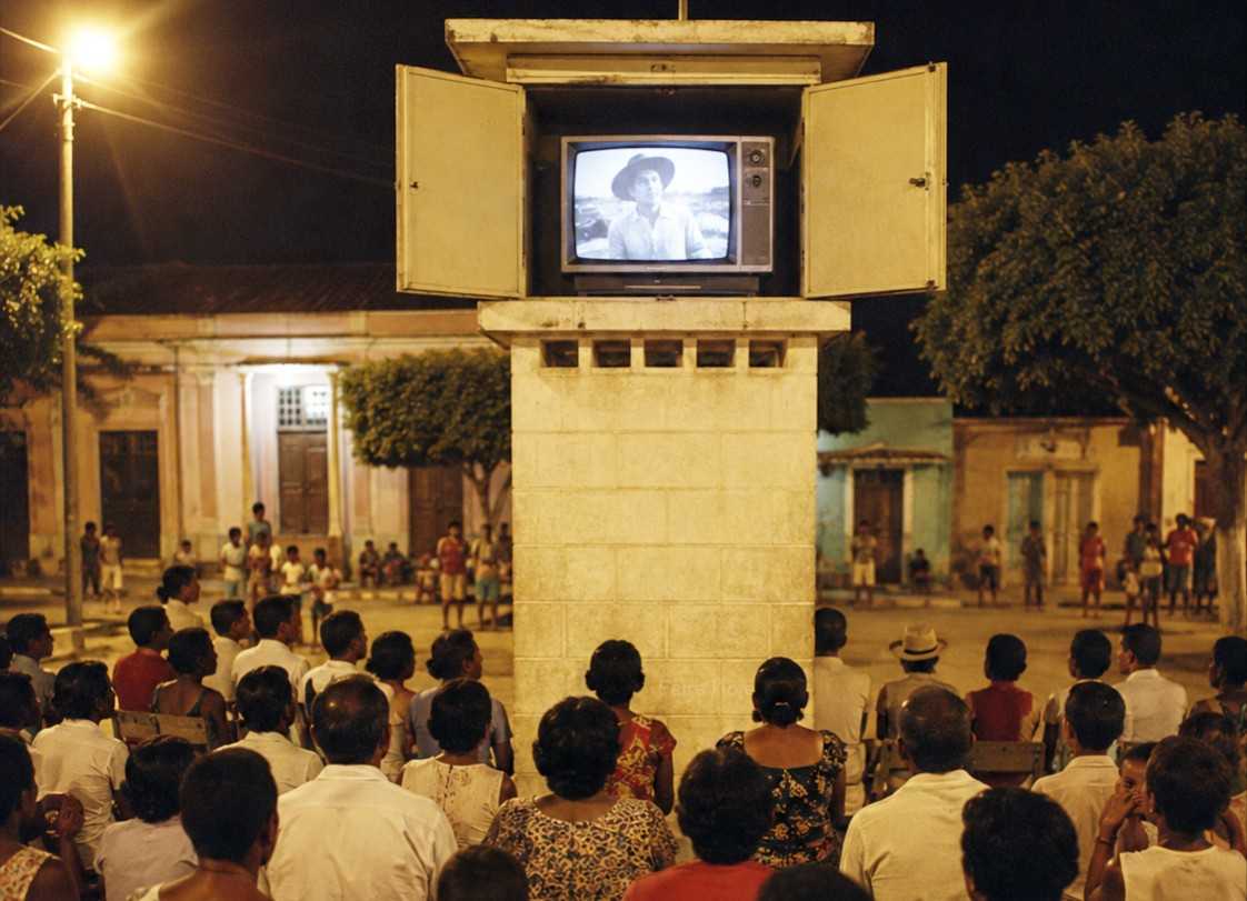 Artigo Everaldo Goes 15/05/26 Quando ‘Irmãos Coragem’ entrou nas casas do Brasil Quando a primeira versão da novela Irmãos Coragem estreou em 1970, criada por Janete Clair e exibida pela TV Globo, muitos brasileiros provavelmente enxergaram ali apenas mais uma narrativa popular em pleno regime militar. Para setores conservadores da época, a televisão brasileira — especialmente a Globo — funcionava como instrumento de defesa da ordem e combate ao avanço do comunismo. Mas, olhando mais de meio século depois, surge uma pergunta histórica inquietante: e se novelas como ‘Irmãos Coragem’ também estivessem ajudando a desmontar silenciosamente os próprios valores tradicionais que parte daquela sociedade imaginava proteger?
