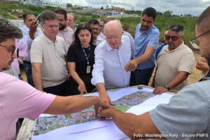Obra na Artêmia Pires terá trânsito reorganizado para reduzir impactos Prefeito José Ronaldo de Carvalho acompanha serviços e destaca integração entre drenagem, esgoto e pavimentação