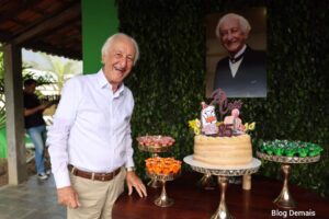 Faleceu neste domingo, 31 de maio, José Carlos Pedreira, aliás Zé Coió, aos 88 anos. Não se trata de um feirense nato - ele nasceu em São Gonçalo dos Campos. Mas é feirense de coração e mais do que qualquer outro.

Zé Coió era uma figura, um tipo, uma personalidade, uma personagem da cidade. Um ser humano caracterizado pelo seu comportamento e papel social na comunidade. Não era uma pessoa de ficção, criado pela imaginação de algum autor. Era de carne e osso, mais alma. Um cara marcante.