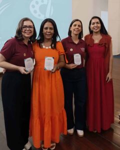 Alunos do ‘Metamorfose do Agora’ são premiados em evento literário Atividade também homenageou a professora Aretuza Santos, coordenadora do concurso que originou a coletânea da Academia Feirense de Letras