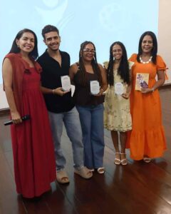 Alunos do ‘Metamorfose do Agora’ são premiados em evento literário Atividade também homenageou a professora Aretuza Santos, coordenadora do concurso que originou a coletânea da Academia Feirense de Letras
