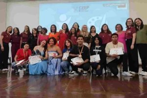 Alunos do ‘Metamorfose do Agora’ são premiados em evento literário Atividade também homenageou a professora Aretuza Santos, coordenadora do concurso que originou a coletânea da Academia Feirense de Letras