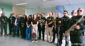 Cães mortos eram descartados em fossa dentro de imóvel no Tomba Operação conjunta da Polícia Civil e da Comissão de Proteção e Defesa Animal da OAB Feira resgatou 13 cães em situação de abandono e insalubridade
