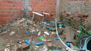 Cães mortos eram descartados em fossa dentro de imóvel no Tomba Operação conjunta da Polícia Civil e da Comissão de Proteção e Defesa Animal da OAB Feira resgatou 13 cães em situação de abandono e insalubridade