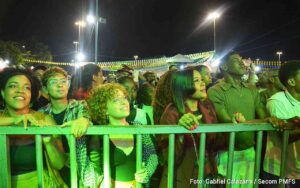 Ao som de clássicos como Morena Tropicana, Girassol e Sabiá, o público cantou, dançou e se emocionou O cantor Alceu Valença foi uma das atrações mais esperadas do São João. Uma multidão se aglomerou na praça do distrito de Maria Quitéria para cantar e dançar os grandes sucessos do artista pernambucano.