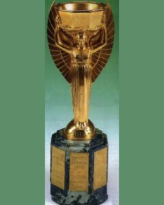 A taça roubada Primeiro troféu da Copa do Mundo desapareceu no Brasil em 1983, depois de já ter sido roubado em Londres e escondido durante a Segunda Guerra