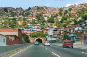 Túneis El Valle e El Paraíso na Rodovia Francisco Fajardo, em Caracas. Foto Wilfredor Wikimedia Commons