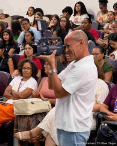 A homenagem a Eduardo Vasconcelos nas comemorações dos 50 anos da Universidade Estadual de Feira de Santana ganhou um significado especial para quem conhece a trajetória dele dentro e fora da instituição. Servidor mais antigo da Uefs em atividade, ele foi citado pela reitora Amali Mussi durante solenidade comemorativa realizada na Assembleia Legislativa da Bahia. Cinegrafista da TV Olhos D’Água, da Uefs, Eduardo Vasconcelos acompanha há décadas a história da universidade pelas lentes da câmera. Em sua atuação profissional, ajudou a registrar eventos, personagens, debates e momentos importantes da vida acadêmica e institucional, tornando-se também parte da memória da própria universidade.